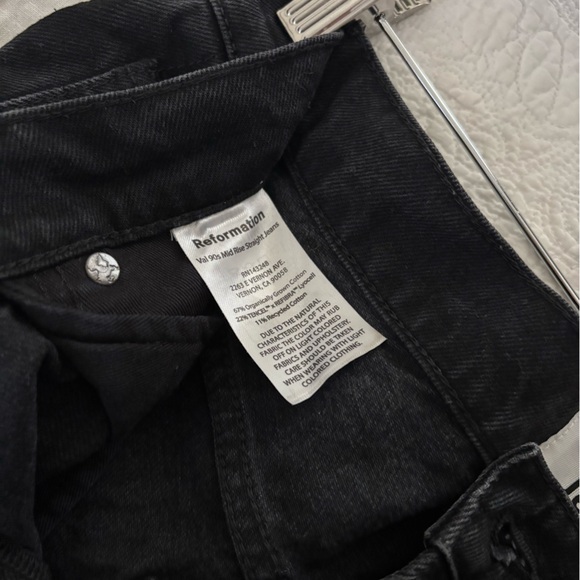 Reformation Val 90s Mid Rise Straight Jean in Black Vana Wash - Picture 5 of 5